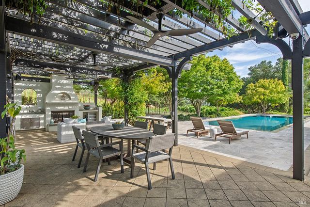 4395 Pine Flat Rd, Healdsburg, CA 95448