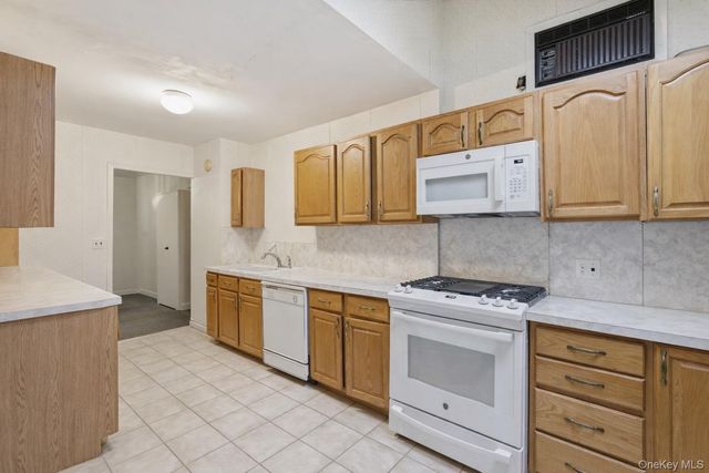 20532 104th Avenue, Saint Albans, NY 11412