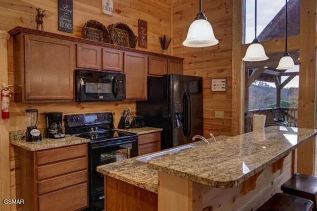 1340 Parkview Vista Way, Pigeon Forge, TN 37863