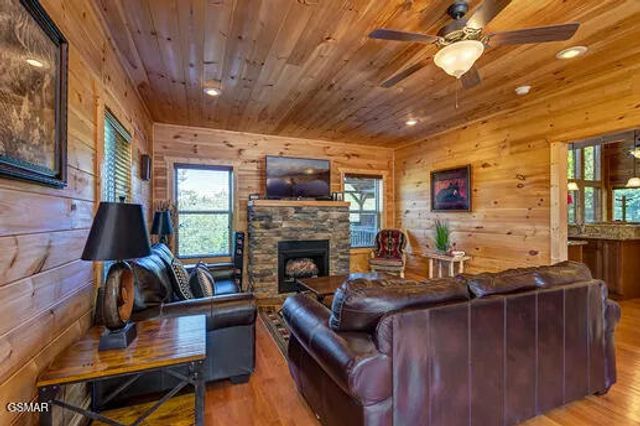 1340 Parkview Vista Way, Pigeon Forge, TN 37863