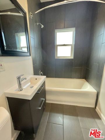 814 S Hobart Boulevard 404, Los Angeles, CA 90005