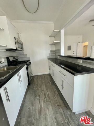 814 S Hobart Boulevard 404, Los Angeles, CA 90005
