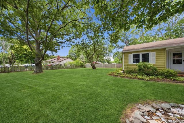 10 Graham Road, Hampton Bays, NY 11946