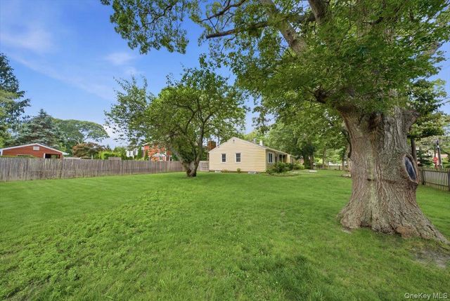 10 Graham Road, Hampton Bays, NY 11946