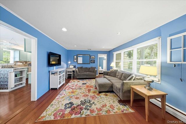 10 Graham Road, Hampton Bays, NY 11946