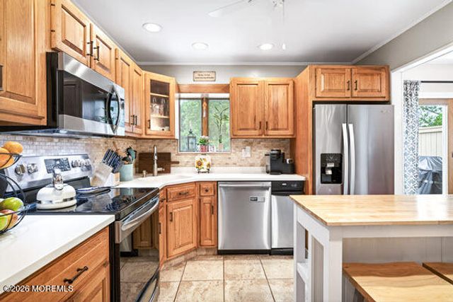 16 10th Avenue, Monroe, NJ 08831