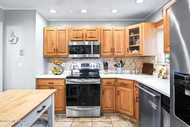 16 10th Avenue, Monroe, NJ 08831