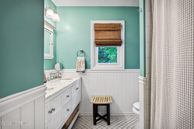 16 10th Avenue, Monroe, NJ 08831