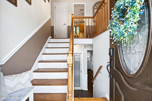 16 10th Avenue, Monroe, NJ 08831
