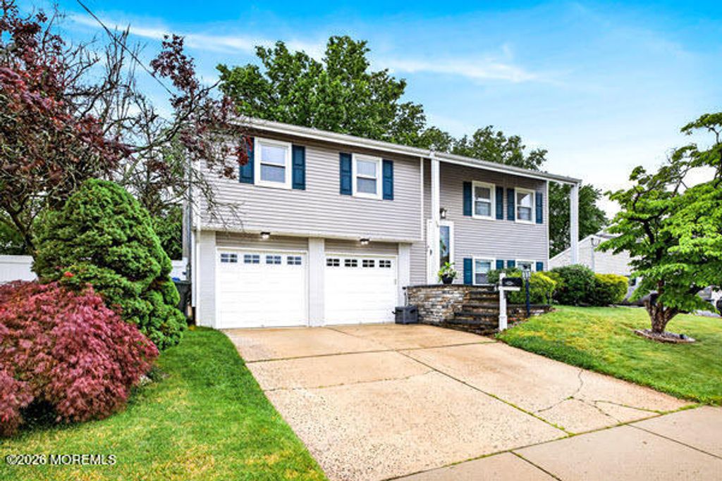 16 10th Avenue, Monroe, NJ 08831