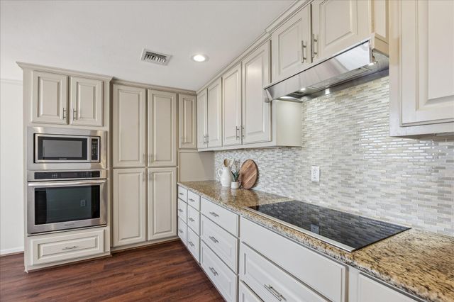 49 Briar Hollow Lane 1004, Houston, TX 77027