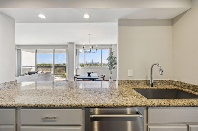 49 Briar Hollow Lane 1004, Houston, TX 77027
