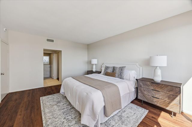 49 Briar Hollow Lane 1004, Houston, TX 77027