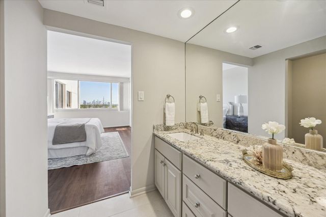49 Briar Hollow Lane 1004, Houston, TX 77027