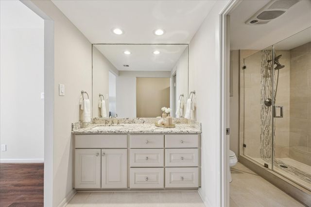49 Briar Hollow Lane 1004, Houston, TX 77027