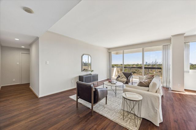 49 Briar Hollow Lane 1004, Houston, TX 77027