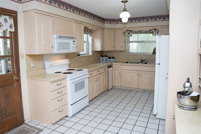 1106 E Franklin Street, Hillsboro, TX 76645