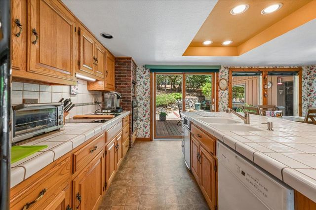 13709 Capitol Dr, Grass Valley, CA 95945