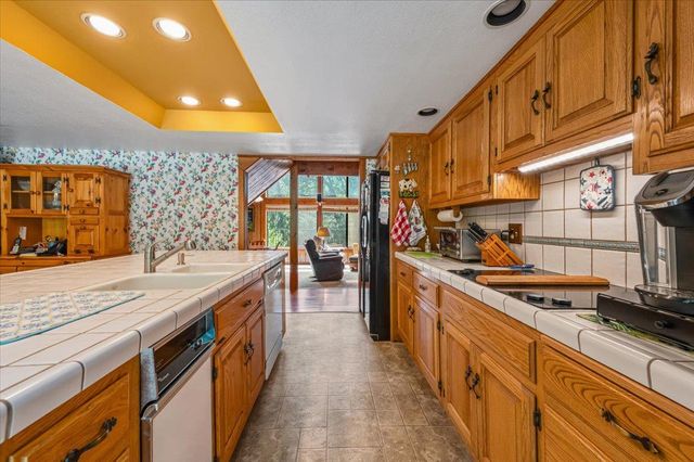 13709 Capitol Dr, Grass Valley, CA 95945