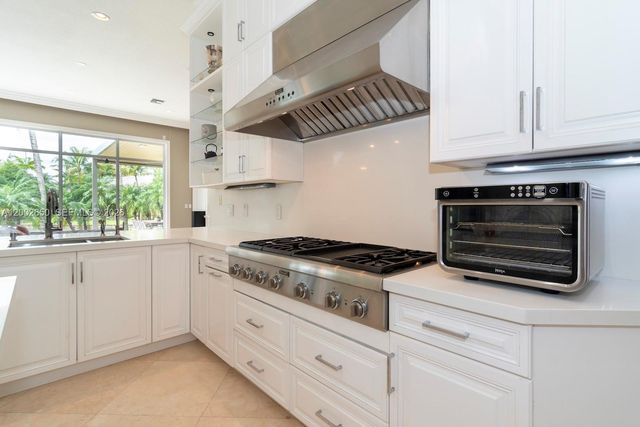 651 Sweet Bay Ave, Plantation, FL 33324