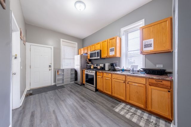 209 S Albany Avenue, Chicago, IL 60612