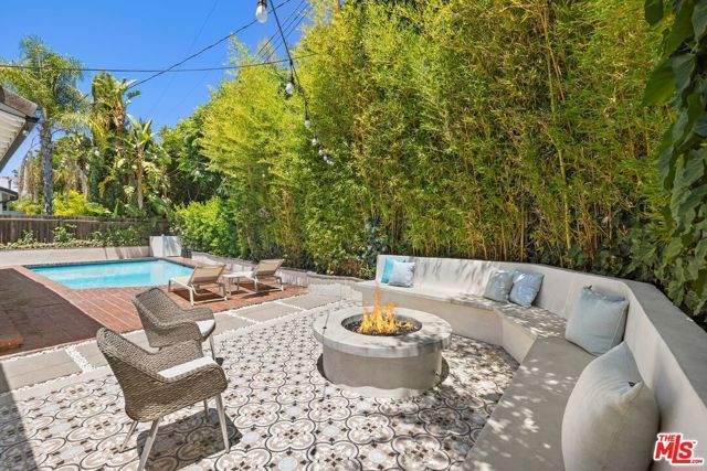 16141 Dickens Street, Encino (los Angeles), CA 91436