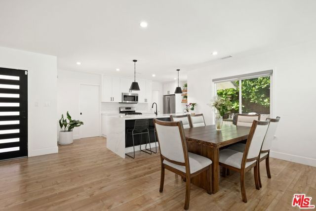 16141 Dickens Street, Encino (los Angeles), CA 91436