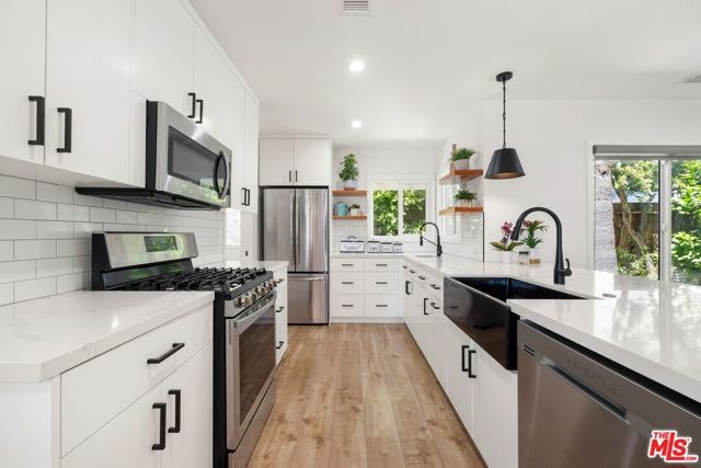 16141 Dickens Street, Encino (los Angeles), CA 91436