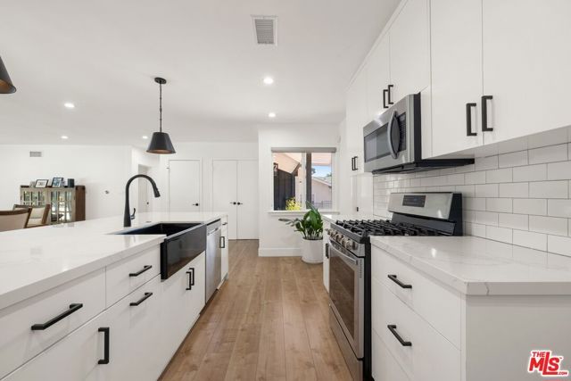 16141 Dickens Street, Encino (los Angeles), CA 91436
