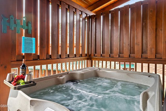 612 Cherry Blossom Way, Pigeon Forge, TN 37863