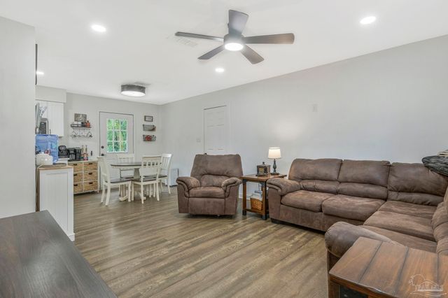 5837 Scotland Rd, Pensacola, FL 32526