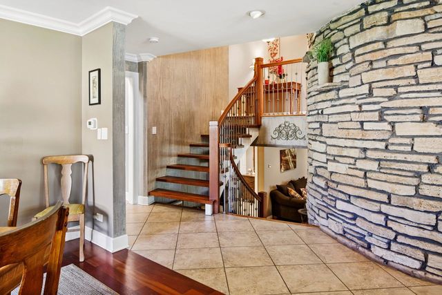 6833 N Concord Lane N, Niles, IL 60714