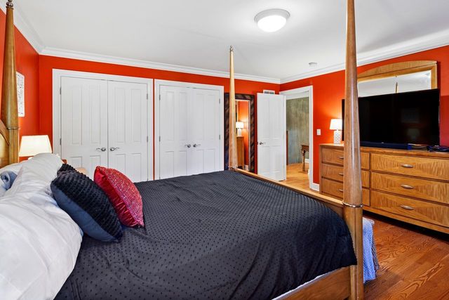 6833 N Concord Lane N, Niles, IL 60714
