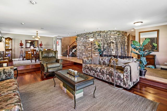6833 N Concord Lane N, Niles, IL 60714