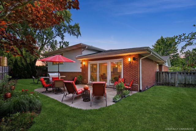 6833 N Concord Lane N, Niles, IL 60714