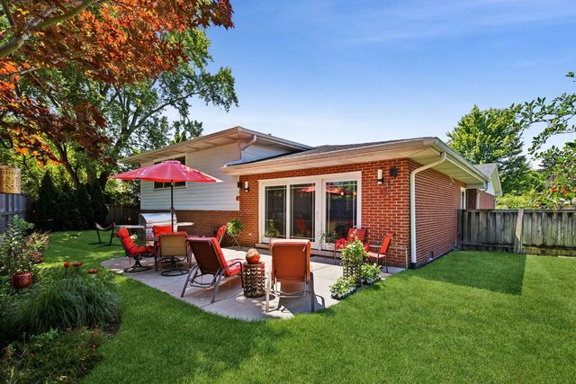 6833 N Concord Lane N, Niles, IL 60714