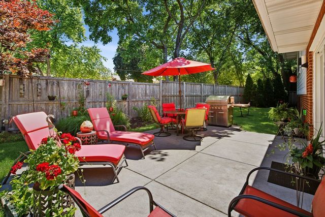 6833 N Concord Lane N, Niles, IL 60714