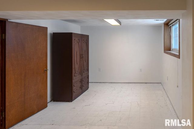 5909 N KEENLAND Avenue, Peoria, IL 61614