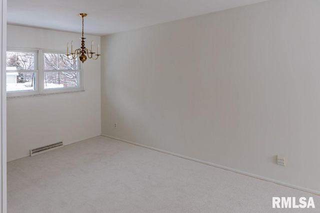 5909 N KEENLAND Avenue, Peoria, IL 61614