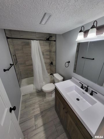 3234 HEATHERTON 6, Davenport, IA 52804