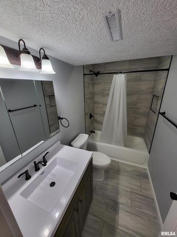 3234 HEATHERTON 6, Davenport, IA 52804