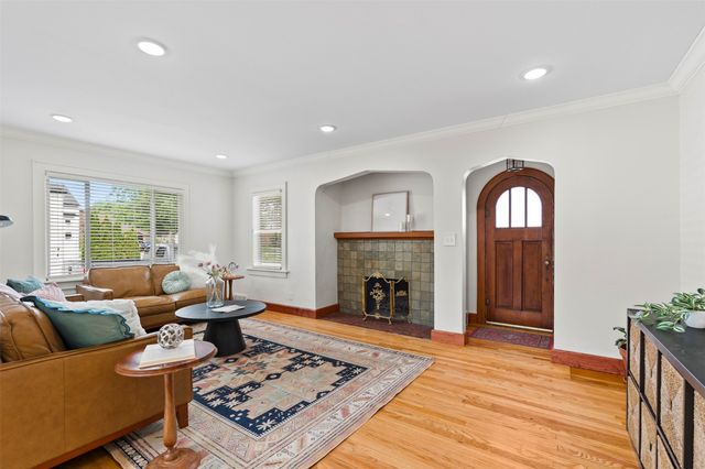 4300 Holland Drive, Des Moines, IA 50310