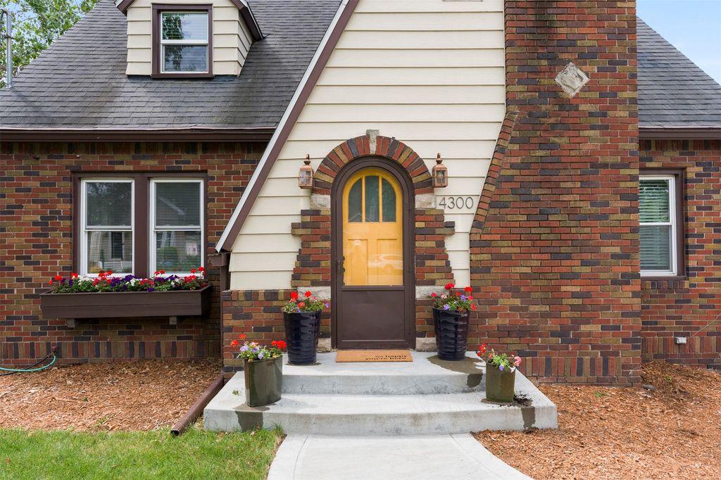 4300 Holland Drive, Des Moines, IA 50310