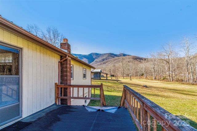 1879 White Oak Road, Burnsville, NC 28714