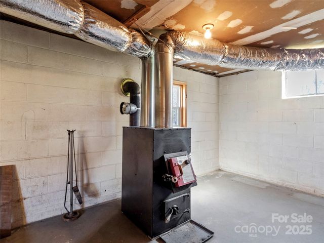 1879 White Oak Road, Burnsville, NC 28714