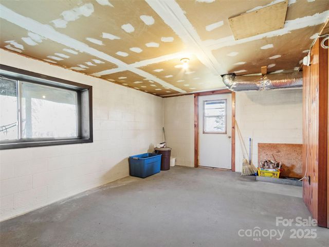 1879 White Oak Road, Burnsville, NC 28714