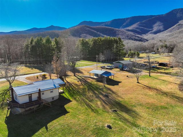 1879 White Oak Road, Burnsville, NC 28714