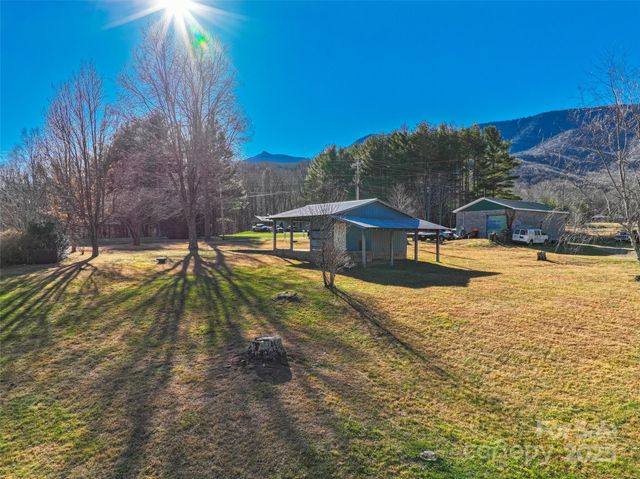 1879 White Oak Road, Burnsville, NC 28714