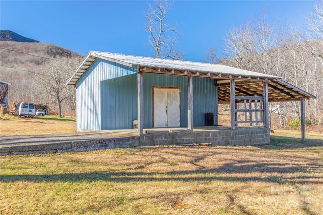 1879 White Oak Road, Burnsville, NC 28714