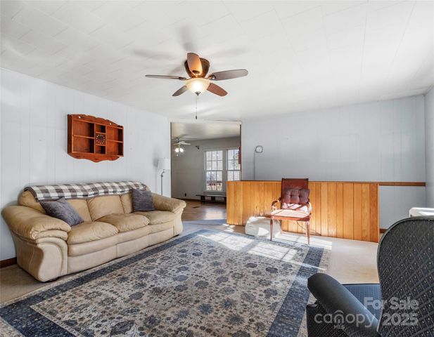 1879 White Oak Road, Burnsville, NC 28714